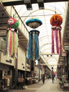 宇部・新天町で「たなばた飾り」展示始まる－商店街に夏の風情