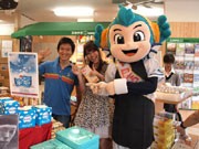 湘南シーレックスのマスコット「レック」が1日店長－横須賀カレー本舗で写真展も