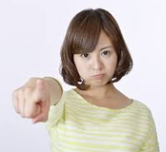 怒る