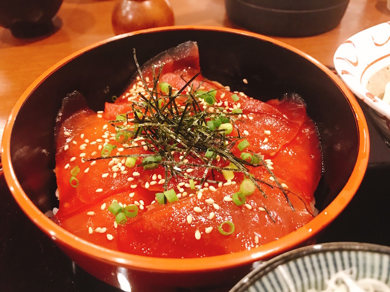 当店最安値カーテン特集のご案内&マグロの漬け丼の画像です
