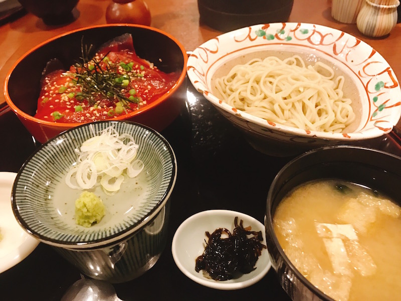 当店最安値カーテン特集のご案内&マグロの漬け丼の画像です