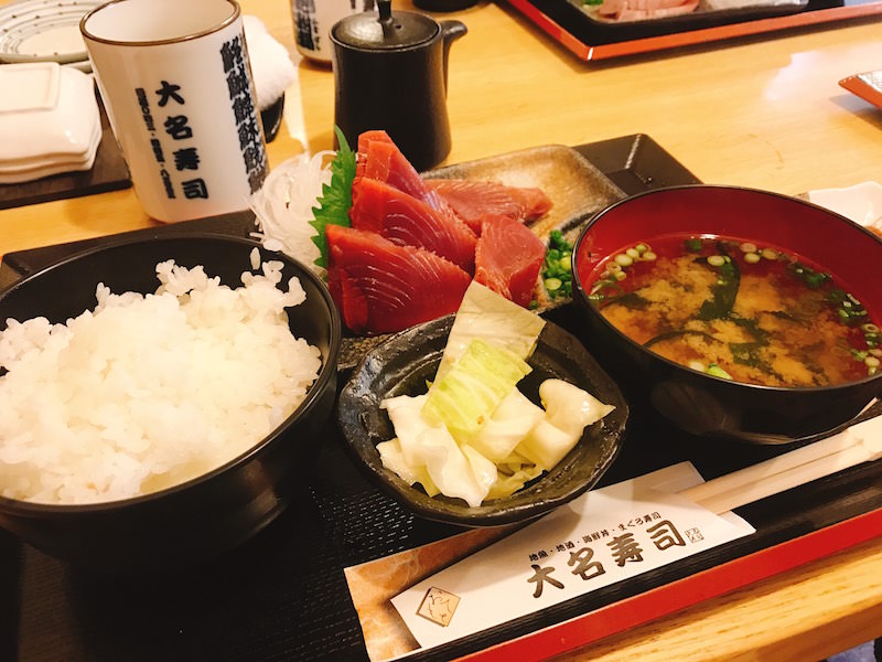 お手頃レースカーテン&お刺身定食の画像です