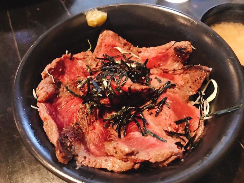 オススメカーテン&うまうま♡ステーキ丼の画像です