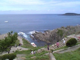 遊覧船発着所と雄島を望む