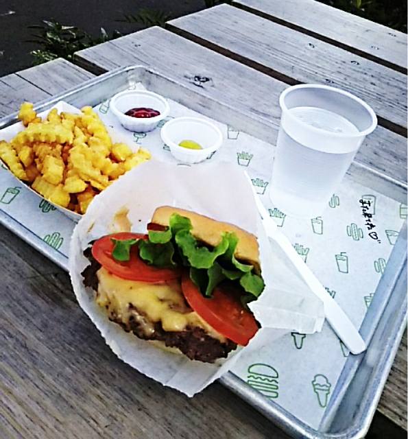 シェイクシャック外苑前店より徒歩5分の大人ウェディング.com青山サロン