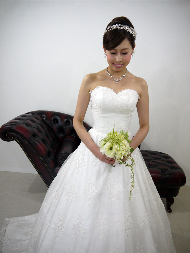 激安格安ウェディングドレスは大人ウェディング.com青山サロン