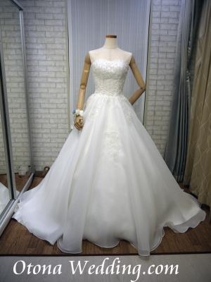 激安格安ウェディングドレスは大人ウェディング.com青山サロン