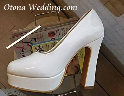 白のエナメル靴レンタルは東京青山の大人ウェディング.com青山サロン