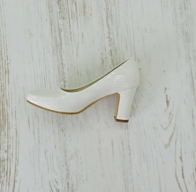 白のエナメル靴レンタルは東京青山の大人ウェディング.com青山サロン