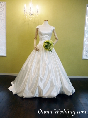 激安格安ウェディングドレスは大人ウェディング.com青山サロン