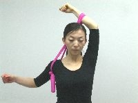 バンドを肩まですげり下ろす