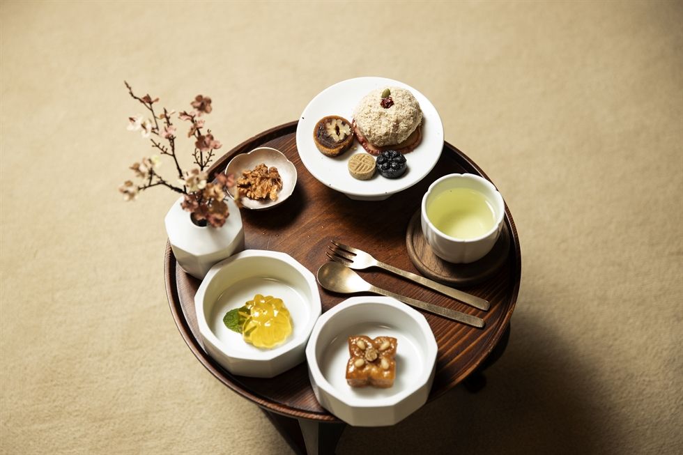 A server at Korea House serves chrysanthemum tea for the autumn dessert course in Seoul on Nov. 19. Korea Times photo by Choi Won-suk