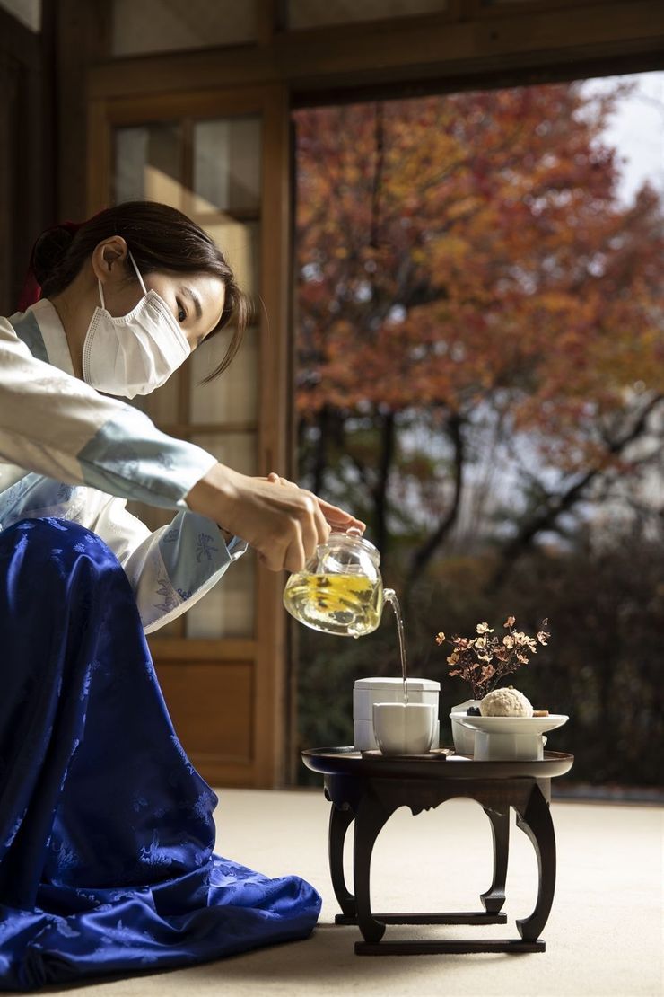A server at Korea House serves chrysanthemum tea for the autumn dessert course in Seoul on Nov. 19. Korea Times photo by Choi Won-suk