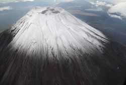 初冠雪した富士山＝２０１５年１０月１１日午後４時、本社ヘリから丸山博撮影