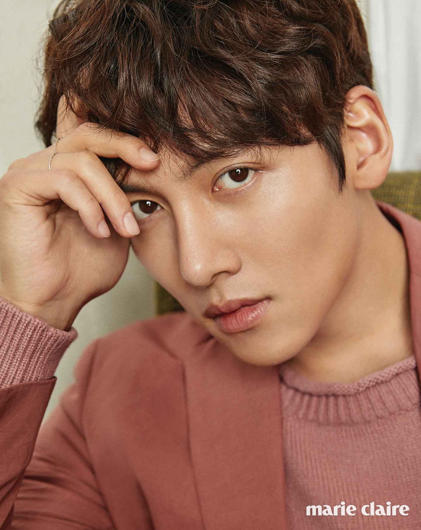 수트, 니트 스웨터 모두 보테가 베네타(Bottega Veneta), 반지 페르테(xte)