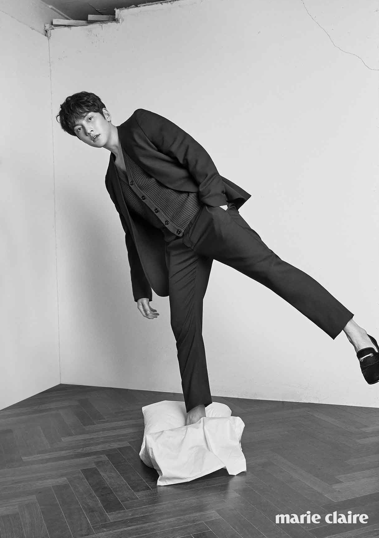 블랙 수트와 카디건 모두 메종 마르지엘라(Maison Margiela), 슈즈 쥬세페 자노티(Giuseppe Zanotti)