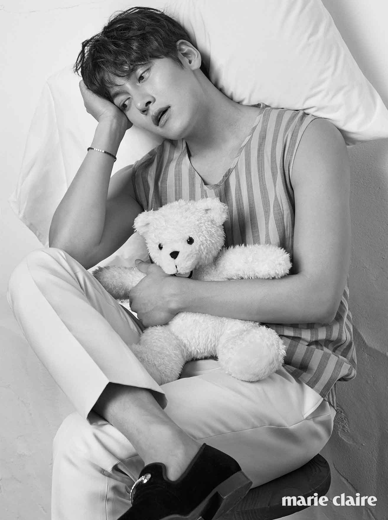 슬리브리스 톱과 팬츠 모두살바토레 페라가모(Salvatore Ferragamo), 슈즈 쥬세페 자노티(Giuseppe Zanotti)