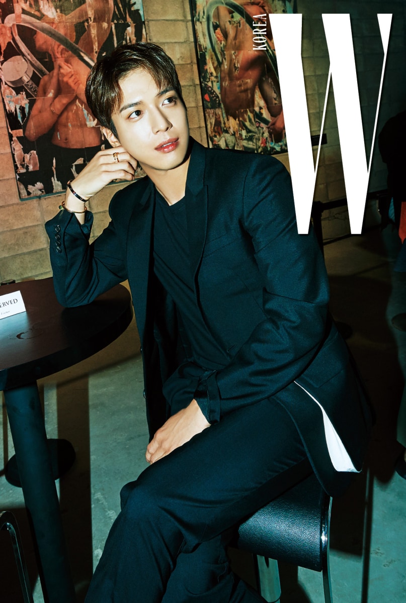 イブニングパーティーのためのシックなオールブラックルックにラブブレスレットとジャスト桜クルルブレスレットにアクセントを加えたチョン・ヨンファ。