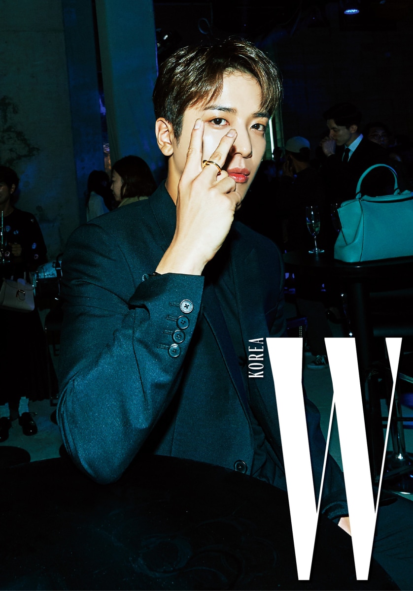 横カメラに向かってウィットのあるポーズで挨拶を渡したチョン・ヨンファ。 手にはめたジャスト桜クルルリングが目を引く。