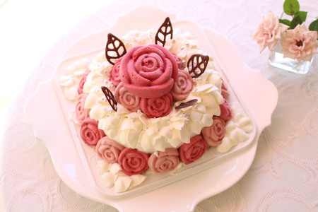 バラがいっぱいの可愛いバースデーケーキ バラのマドレーヌのお店ランジェラの美味し可愛いスイーツ オーダーケーキ
