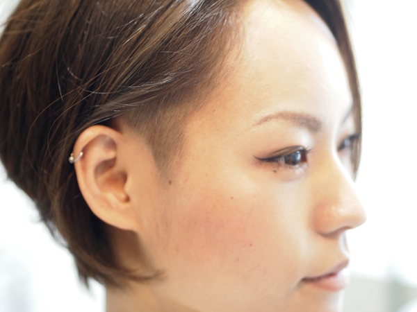 バッサリ刈り上げ女子　沖縄美人のツーブロックヘアスタイル　ビフォアー＆アフター写真サイド