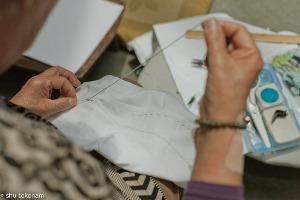 刺し子をする様子