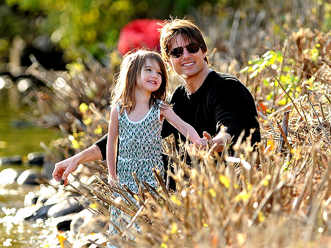 PICTURE PERFECT photo | Suri Cruise, Tom Cruise