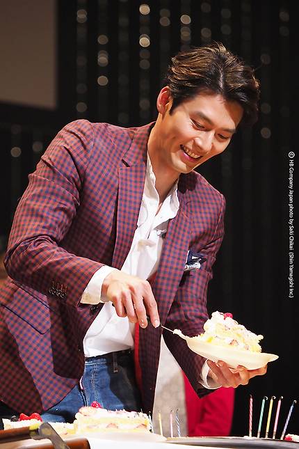 ヒョンビンが日本ファンクラブ創立10周年ファンミーティングを持った。 ファンが準備したケーキを直接カット配るヒョンビン。 提供| VAST