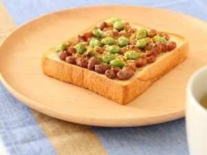 混ぜて焼くだけ! 納豆カレートースト