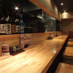 隣との距離もたっぷり♪ひろーいカウンター