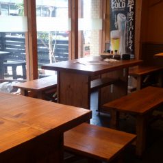 テーブル席は6名席、4名席２つございます