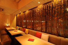 窓際のゆったりソファーが人気