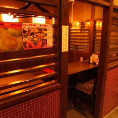 囲いでかこまれたテーブル席は2～9名様ＯＫ