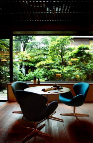 テーブル 3名様