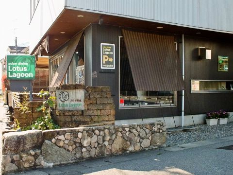 お店の近くに駐車場も完備しております。