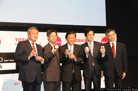 左から東芝 モバイルコミュニケーション社社長の岡本光正氏、NTTドコモ 執行役員の永田清人氏、東芝 代表執行役副社長の能仲久嗣氏、マイクロソフト 代表執行役社長の樋口泰行氏、クアルコムジャパン 代表執行役会長兼社長の山田純氏