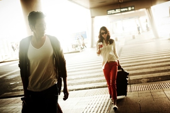 俳優のソ・ジソブ（左）と女優のシン・ミナ。