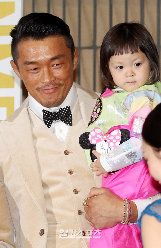 秋山成勲(韓国名チュ・ソンフン、左)とチュ・サランちゃん。