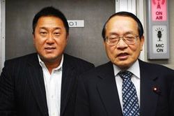 「マット安川のずばり勝負」マット安川、平沢勝栄／前田せいめい撮影