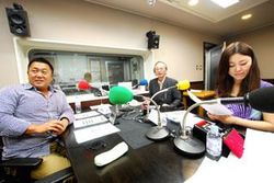 「マット安川のずばり勝負」スタジオ風景／マット安川、宮崎正弘、藤岡明美／前田せいめい撮影