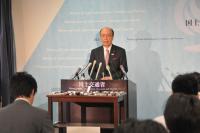 10月21日、閣議後の記者会見に臨む前田武志国交相（写真：日経アーキテクチュア）