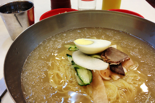 釜山名物の麺料理「ミルミョン」を食べる