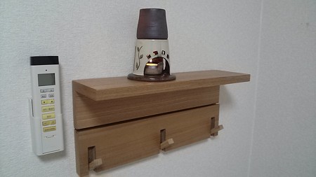 無印の棚とアロマポット