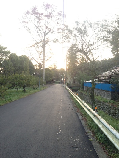 電線から滴り落ちる水の跡