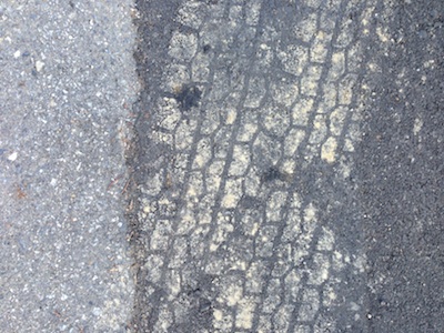 タイヤの跡