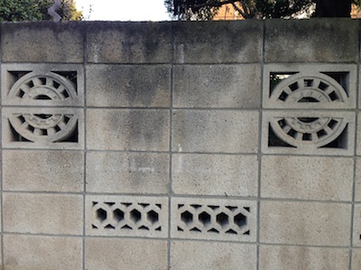 塀に穴が空いたブロック