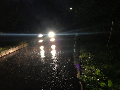 車のライトに照らされる雨