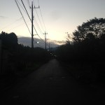 西へと続く道（夕方）