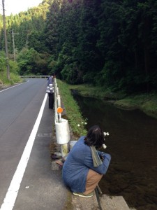 居心地ツアー：川沿いにしゃがむ