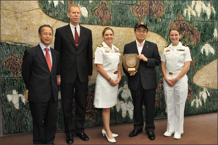 Twitter / CNFJ: 名古屋寄港中の駆逐艦ヒギンズの艦長が、愛知県の大村知事を表敬 ... https://twitter.com/CNFJ/status/375538321222807552